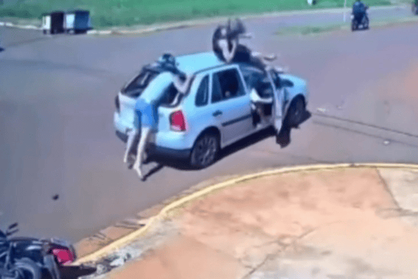 Motociclista é lançado por cima de carro após batida em veículo estacionado