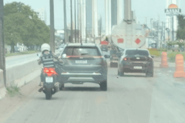 Motociclista percebe dificuldade de ambulância para atravessar trânsito e toma atitude que comove a internet