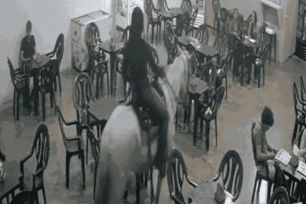 O dia em que uma mulher surpreendeu clientes e funcionários ao entrar em lanchonete montada a cavalo