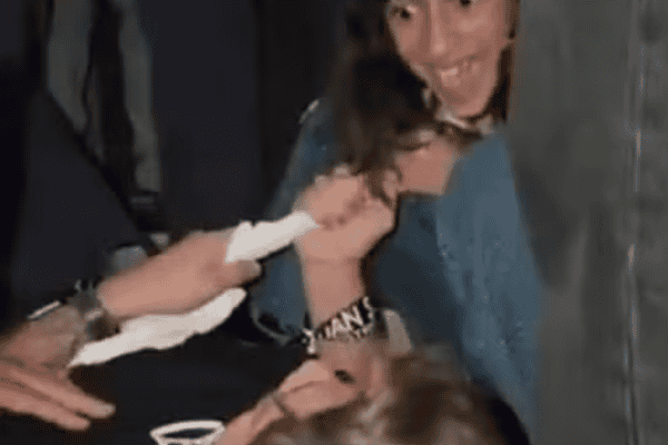 Rapaz e adolescente protagonizam disputa por toalha com suor de Luan Santana e vídeo viraliza nas redes sociais