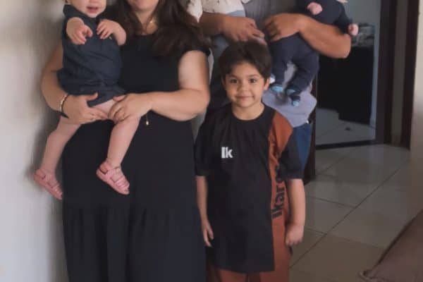 Mãe engravida de gêmeos quatro meses após dar à luz: “Não sei explicar a sensação”