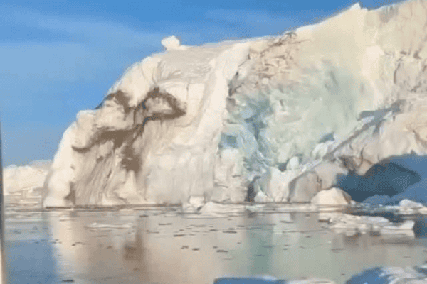Enorme bloco de gelo desaba no mar e assusta turistas durante passeio de barco