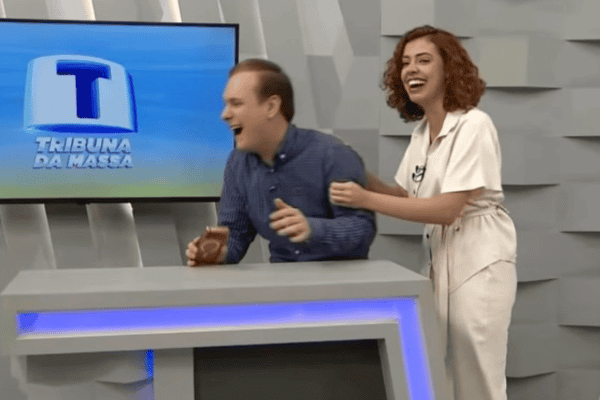 “Vaza daí”: apresentadora manda colega sair de cena e protagoniza momento divertido ao vivo