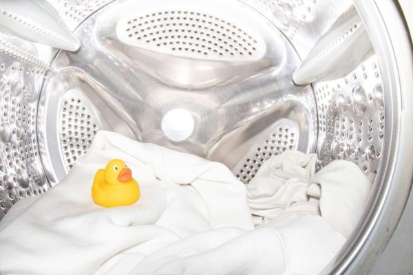 Você pode estar errando ao colocar roupa na máquina e nem percebe; veja o jeito certo