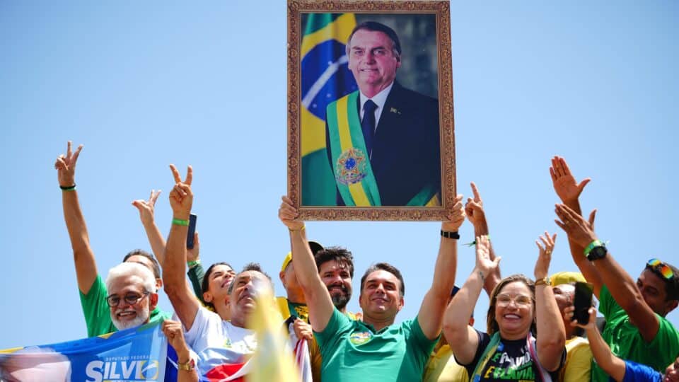 Flávio exibe quadro de Bolsonaro com faixa presidencial e provoca TRE: "Vem tomar aqui" (Foto: Vittor Sales)