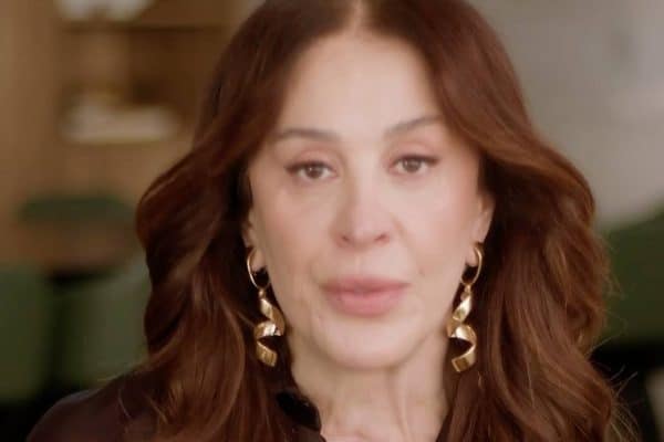 Claudia Raia afirma ser perseguida até hoje por ter engravidado aos 55 anos