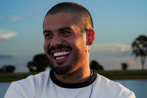 Zé Felipe reage a especulações sobre drogas e aponta seu “vício” mais pesado