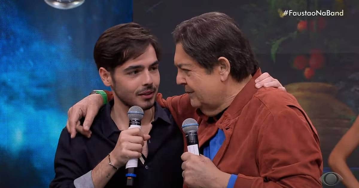 Em entrevista à revista Quem, o apresentador do SBT contou que a família lida com o assunto de forma bem-humorada. Segundo ele, sua mãe entra na brincadeira e dá risada das piadas que continuam viralizando nas redes sociais sobre o inusitado ‘casal’. (Foto: Band)
