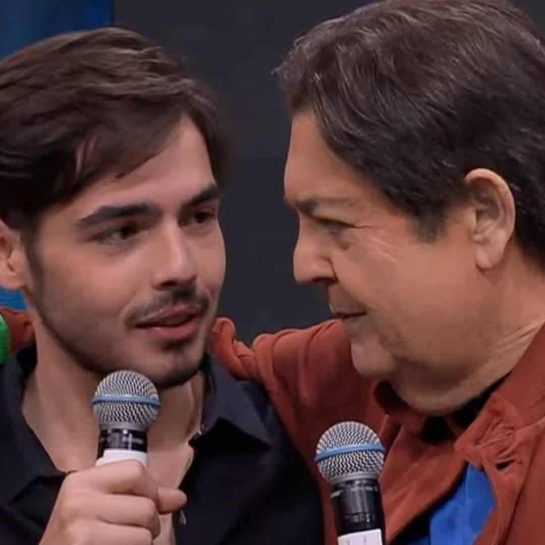 “Até hoje, eu não sei de verdade de onde veio o meme, mas eu acho muito bom. Fez parte da nossa infância”, revelou João Silva. Em seguida, o jovem enregou a reação da mãe: “Minha mãe sempre brincou com ele em casa. Ela dá risada, zoa, brinca junto”, disse. (Foto: Band)