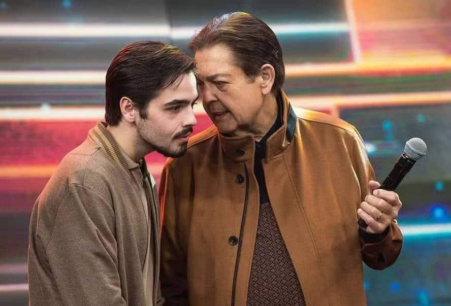 João Silva revelou como sua mãe, Luciana Cardoso, reage aos memes que inventam um romance entre Faustão e Selena Gomez. (Foto: Band)
