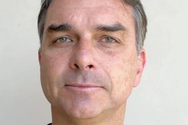 Flávio Bolsonaro se manifesta após revelação de viagem em jatinho ligado a Vorcaro