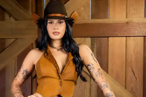 Ana Castela silencia cantor parceiro em show após envolvimento em polêmicas