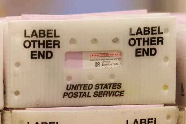 Votação por correio nos EUA começa em meio a litígio e temores sobre mudanças no USPS