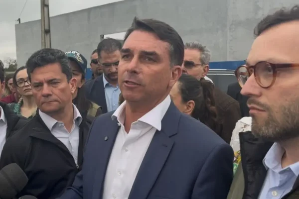 Flávio Bolsonaro chama Alexandre de Moraes de “laranja podre” no STF