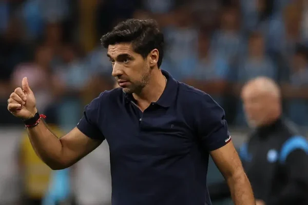 Abel Ferreira do Palmeiras obtém efeito suspensivo e pode comandar o time contra o Botafogo no Campeonato Brasileiro