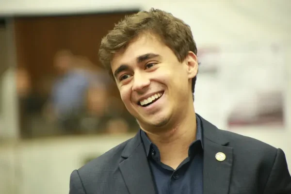Nikolas Ferreira admite voos pagos por Daniel Vorcaro antes de ele virar alvo de inquérito