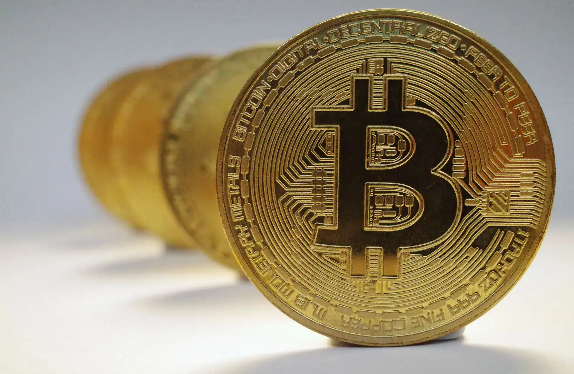 Criptomoedas: bitcoin se mantém quase estável sem novos catalisadores