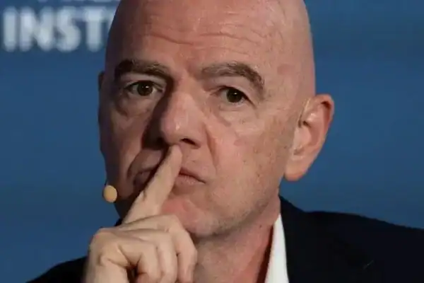 Infantino pode ter votos suficientes para garantir reeleição na Fifa, diz agência