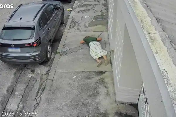 Mulher desmaia na calçada após ser vítima de assalto em Madureira