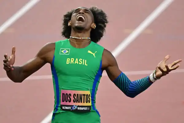Alison dos Santos conquista Mundial de Atletismo em Budapeste e reforça liderança na temporada