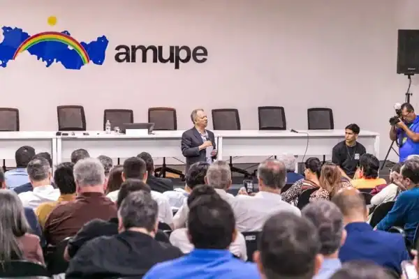 Campos acusa Bolsonaro de excluir Transnordestina de Pernambuco e promete retomá-la com Lula