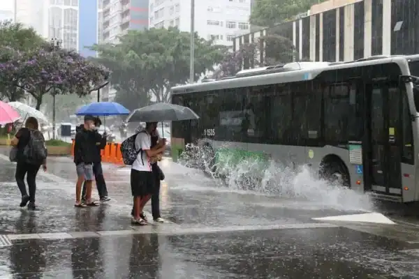 SP amanhece com chuva e permanece sob alerta de tempestades