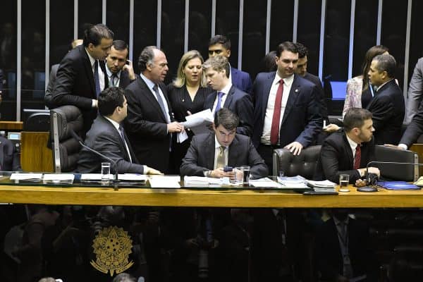 Van Hattem acusa Alcolumbre de cumplicidade com Moraes por não pautar impeachment
