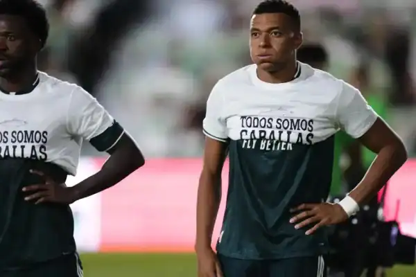 Mbappé, Vini Jr. e Konaté vestem camisas dobradas em apoio a Ceuta antes da partida