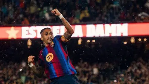 Barcelona atropela um desorganizado Racing com hat-trick de Raphinha e segue soberano na LaLiga
