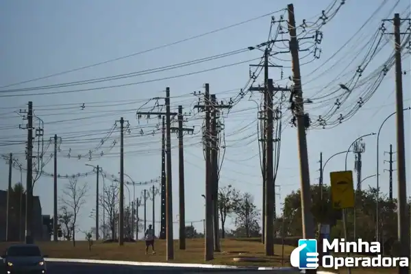 TCU pressiona Anatel e Aneel a revisar regras de compartilhamento de postes
