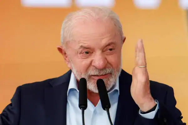 Lula sugere que Caixa fique com a Fazendinha para que Corinthians venda área e contrate jogador
