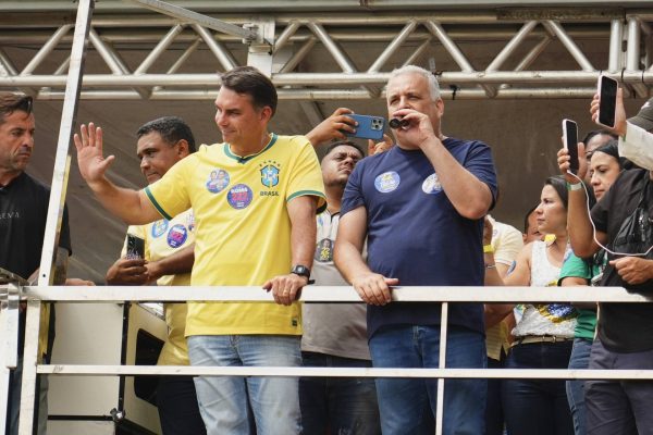 Flávio Bolsonaro afirma que Lula ‘já virou um Biden’ e ‘não fala mais lé com cré’