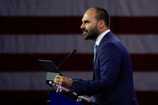 Eduardo Bolsonaro se considera dissidente e diz estar muito feliz com exigência dos EUA