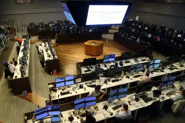 Ibovespa cai em dia de ajuste com foco no exterior e na eleição brasileira
