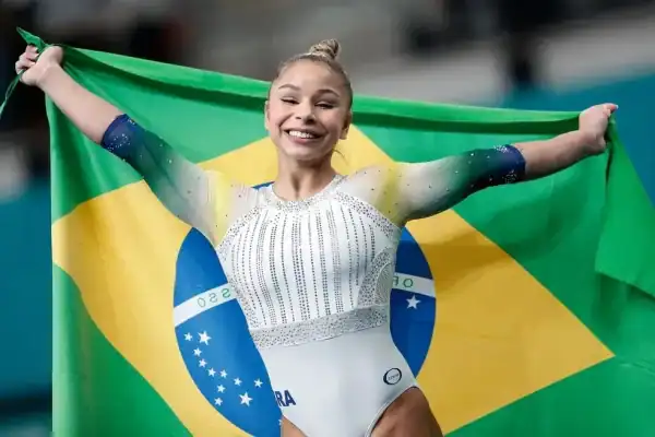Flávia Saraiva é campeã nas paralelas assimétricas na etapa húngara da Copa do Mundo