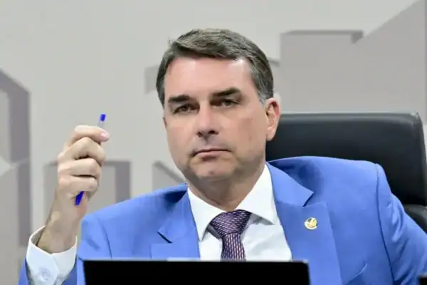 Flávio Bolsonaro acusa Lula de aumentar Bolsa Família por desespero e tentar comprar votos