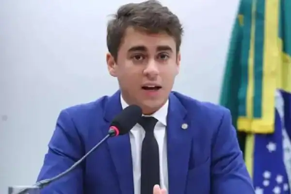 Nikolas Ferreira usa camiseta de ataque a Moraes após polêmica com jatinho