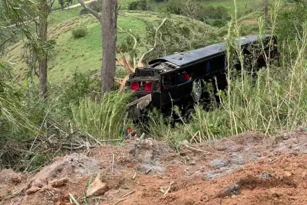 Ônibus que seguia para Aparecida cai em ribanceira e deixa pelo menos 6 romeiros mortos
