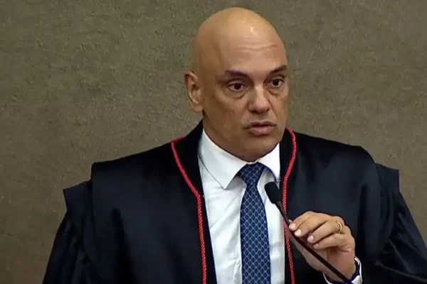 Moraes surge ao lado da esposa desembarcando de jatinho ligado a Vorcaro
