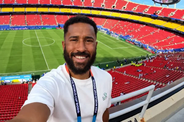 Atacante Andros Townsend é atingido por equipamento de manutenção do gramado durante aquecimento
