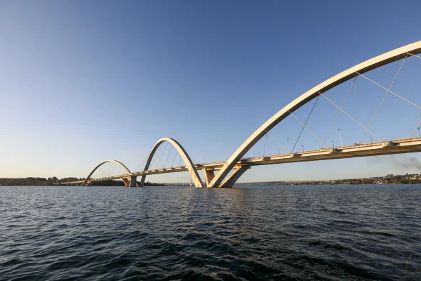 Policial da PMDF morre afogado em treinamento no ponto turístico do Lago Paranoá