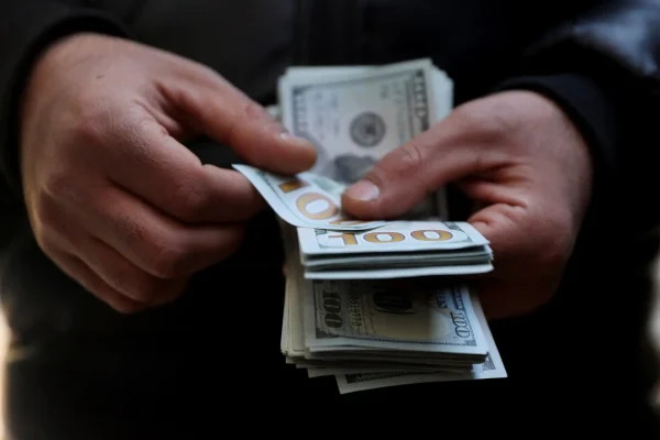 Dólar cai a R$ 5,10 com apetite ao risco externo e eleição no radar