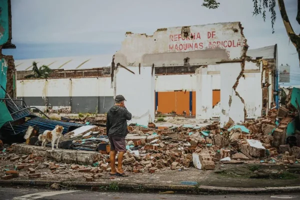 Ventania de mais de 100 km/h derruba prédio e deixa quase 1 milhão sem energia no RS