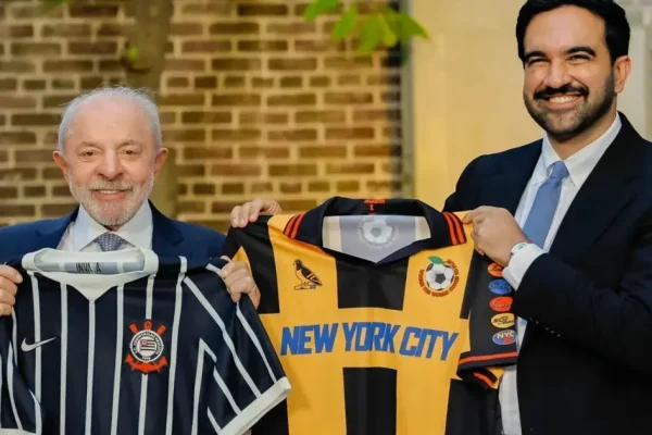 Lula entrega ao prefeito de Nova York uma camisa do Corinthians