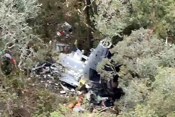 Área do acidente do helicóptero de Rick é de difícil acesso e exige 3 horas de caminhada