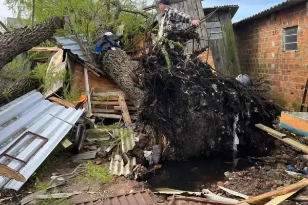 Vendaval no RS causa destruição e resulta em pelo menos quatro mortes