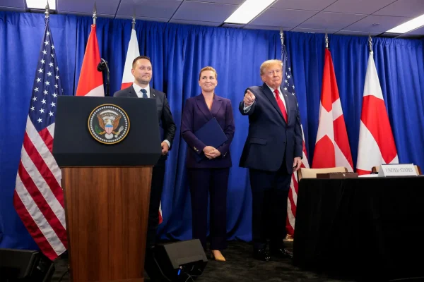 Trump assina acordo trilateral de defesa com Dinamarca e Groenlândia