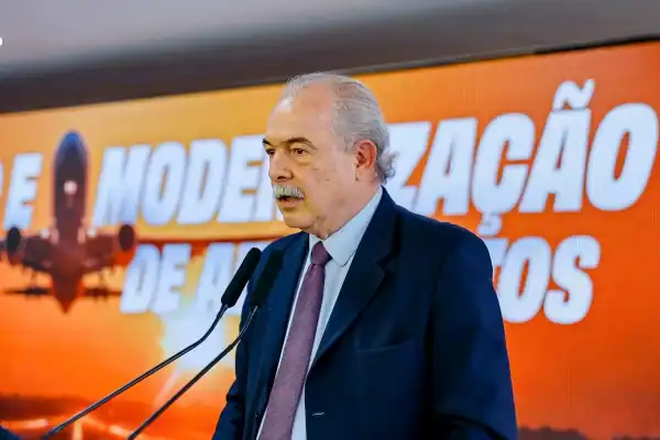 Mercadante reprova ideia de Flávio Bolsonaro em envolver EUA na transição de governo