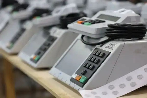 Taxas de juros avançam com disparada dos Treasuries e cautela pré-eleitoral