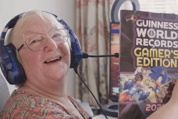 Aos 78 anos, vovó faz sucesso no Fortnite e se torna a streamer mais velha do mundo